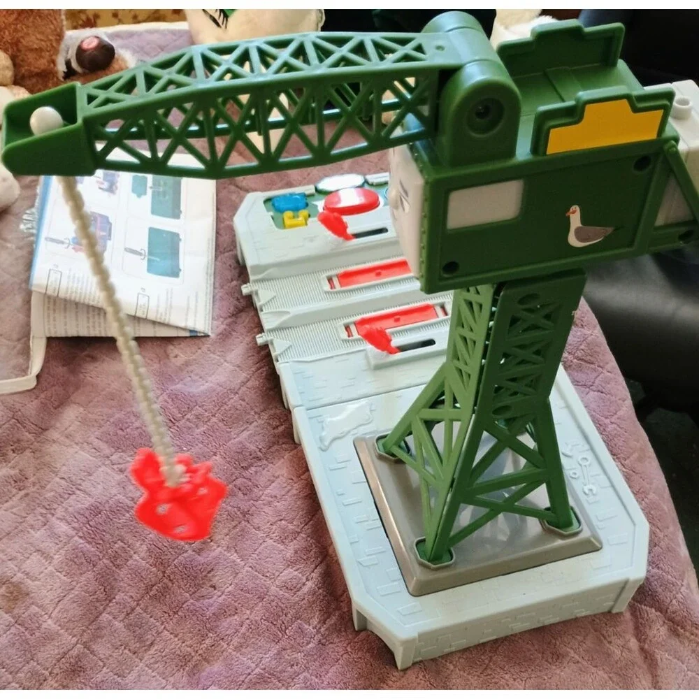 Thomas & Friends Motorized Talking Trains Cargo Crane Set w/ Thomas Engine Track